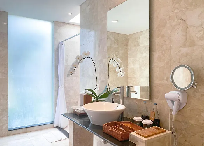 Legian Beach Hotel 4*