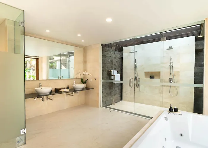 Legian Beach Hotel 4*