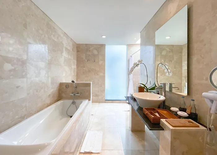 Legian Beach Hotel 4*